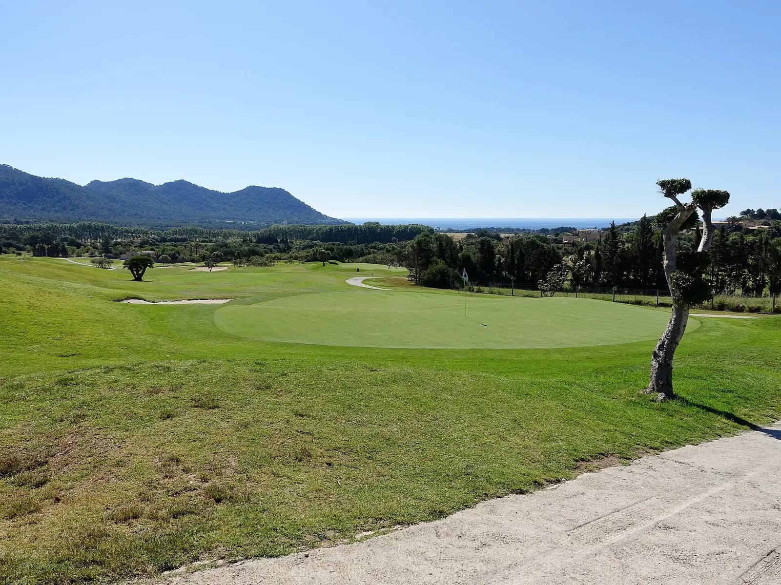 Pula Golf, Mallorca – Green mit Meer und Bergen im Hintergrund